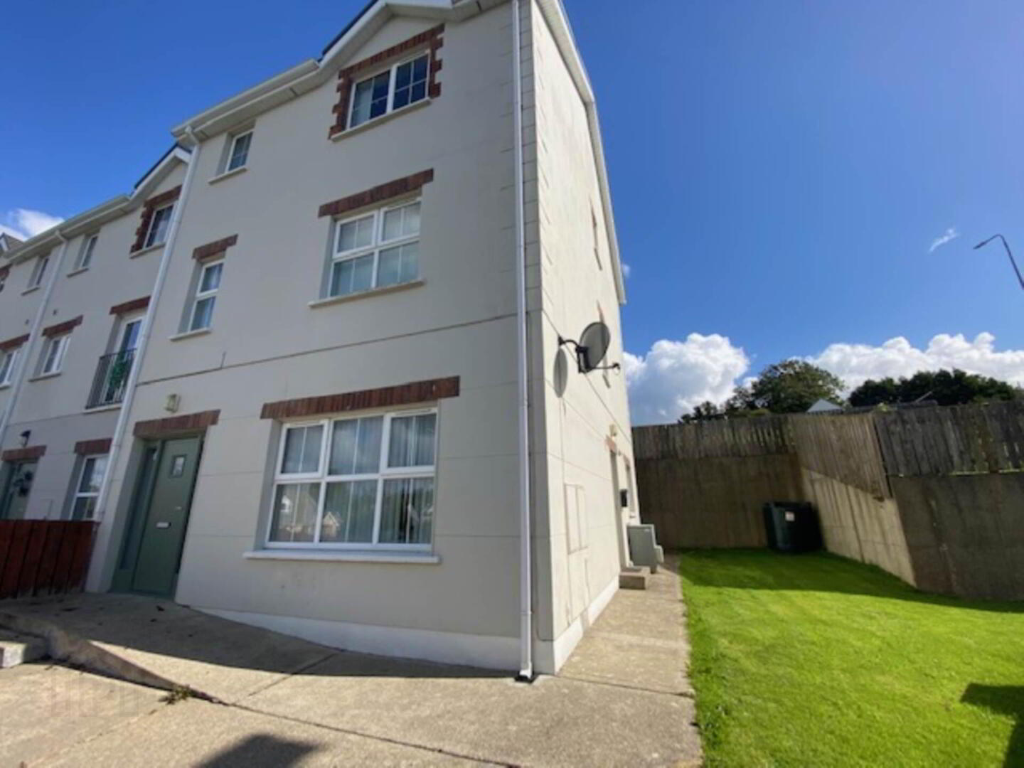 26a Stewarts Court 1 of 8