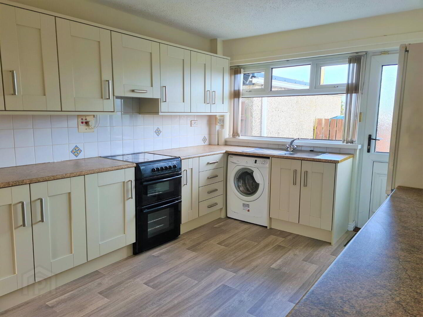 1 Dhu Varren Park South 3 of 12