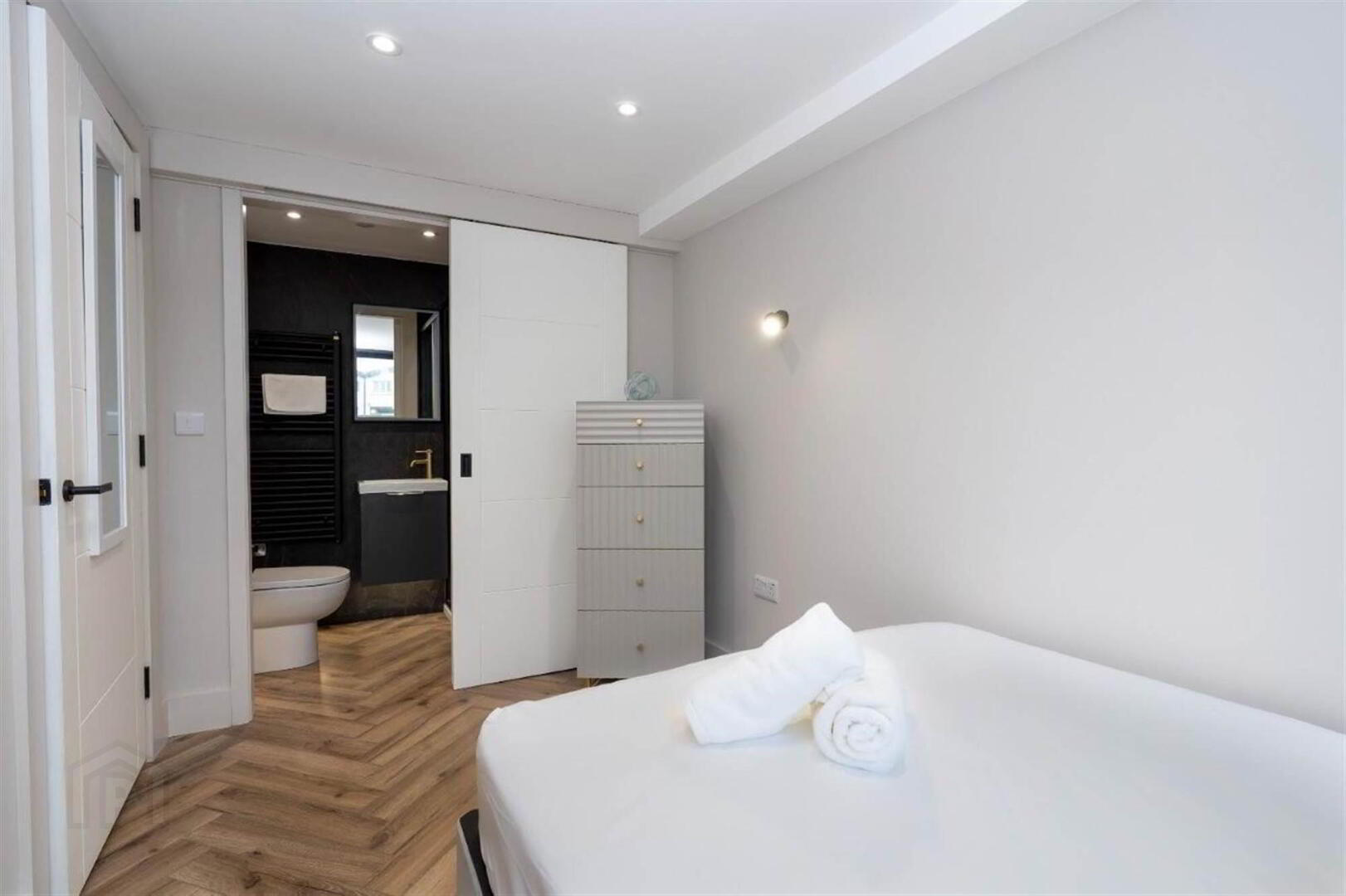37 4,, West, 37 Princess Street 12 of 15