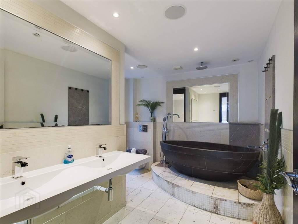 No, 18 Shaftesbury Court 7 of 17