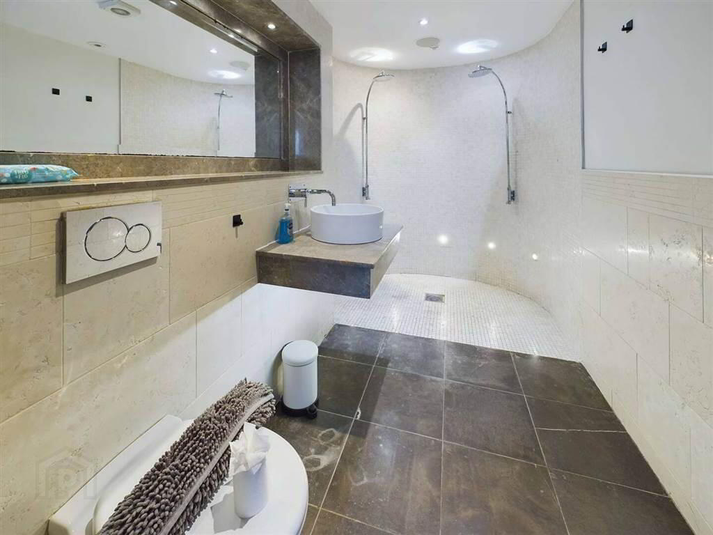 No, 18 Shaftesbury Court 4 of 17