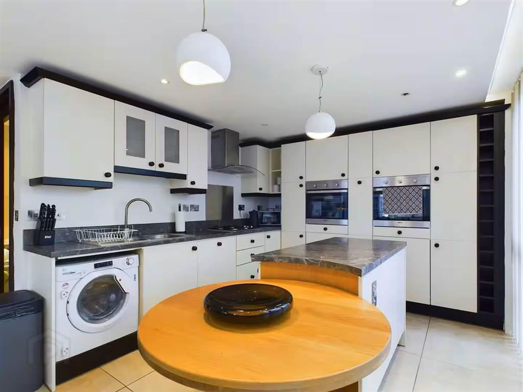 No, 18 Shaftesbury Court 12 of 17