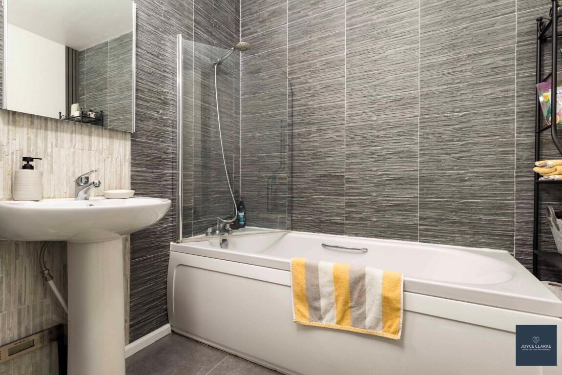 Apartment 3 14 Highgrove Meadows 27 of 29