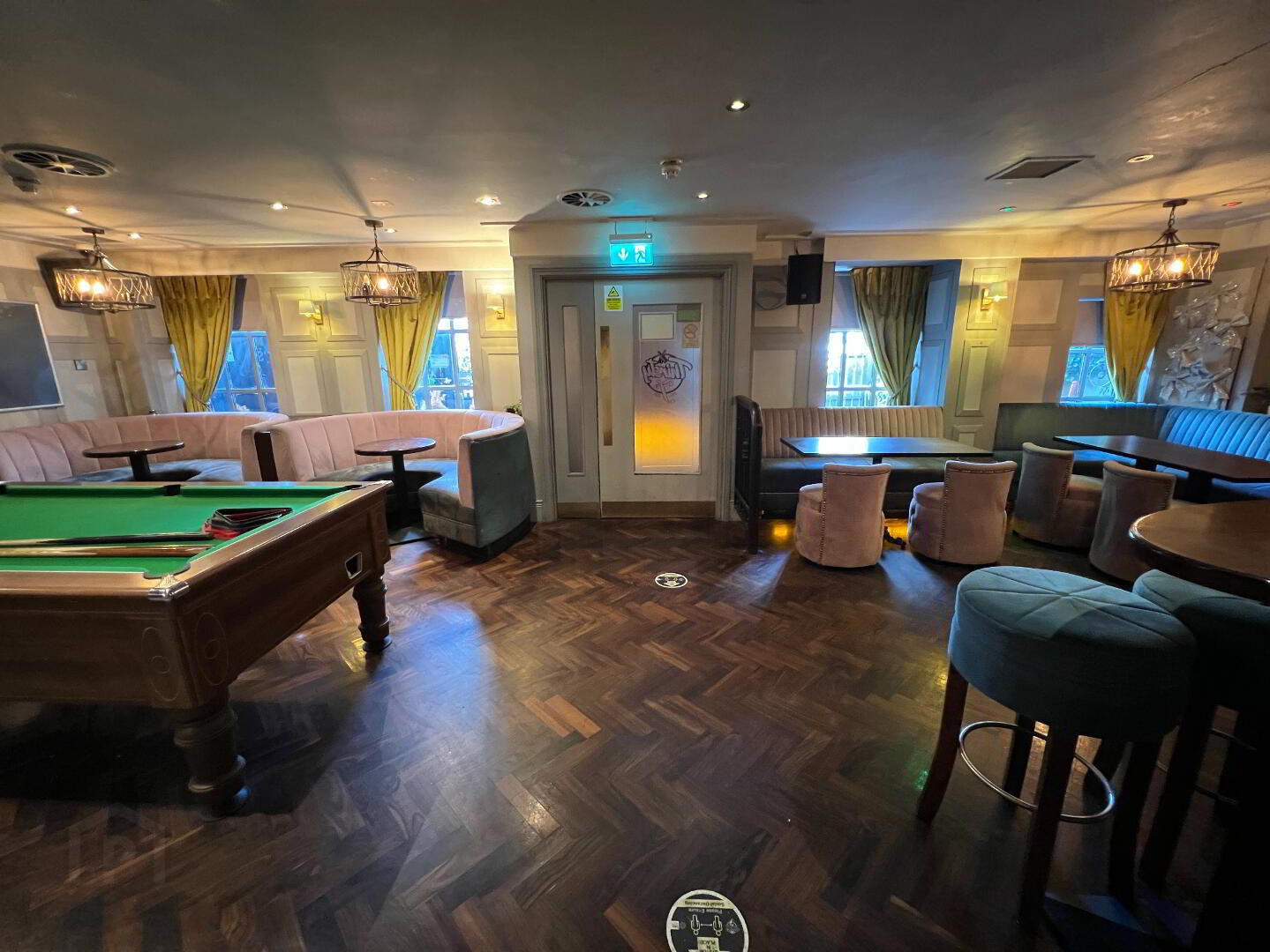 Prominent & Modern Bar, 86 Chapel Street 5 of 43
