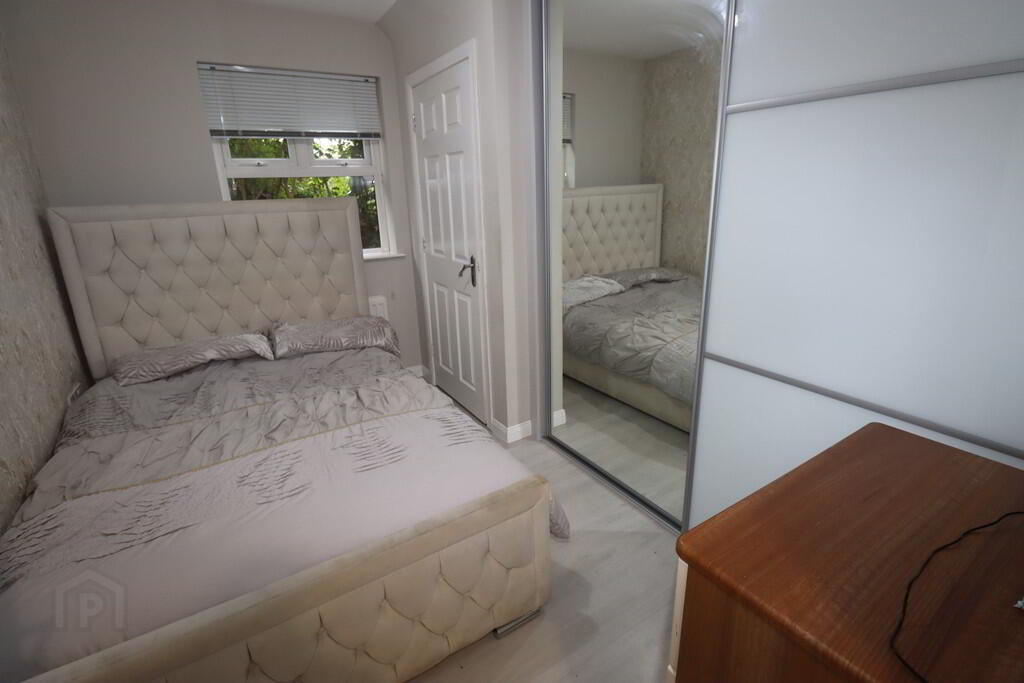 Apt 3, 407 Antrim Road 7 of 8