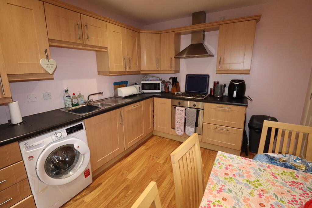 Apt 3, 407 Antrim Road 4 of 8