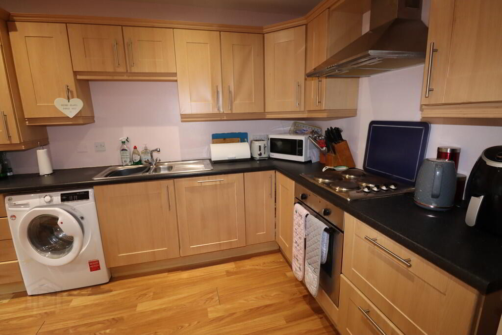 Apt 3, 407 Antrim Road 5 of 8