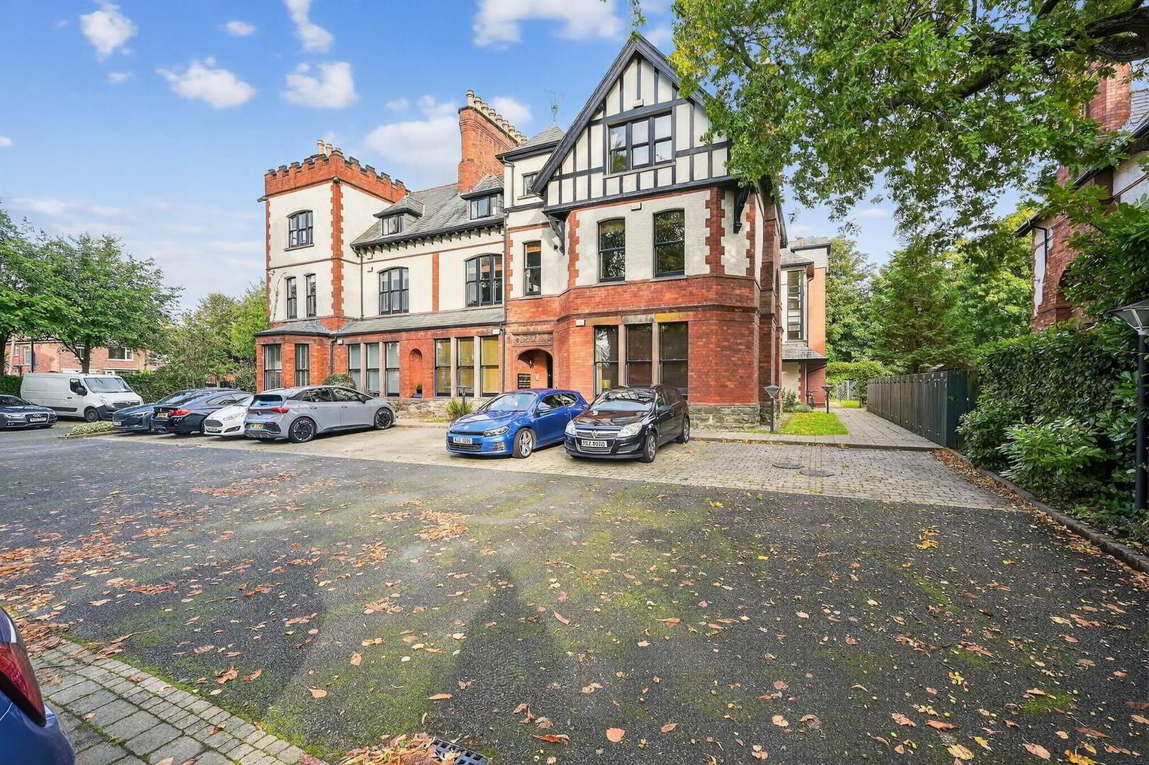 Apt 10, Sandown Court 3 of 21