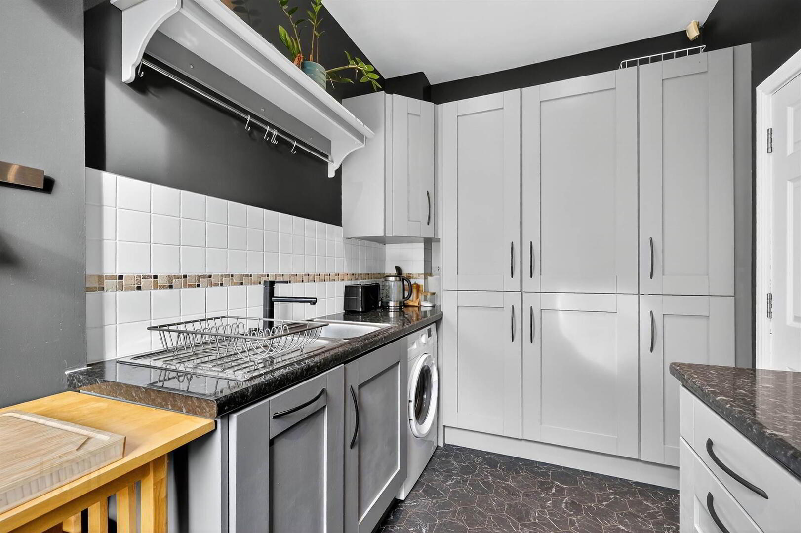 Apt 10, Sandown Court 13 of 21