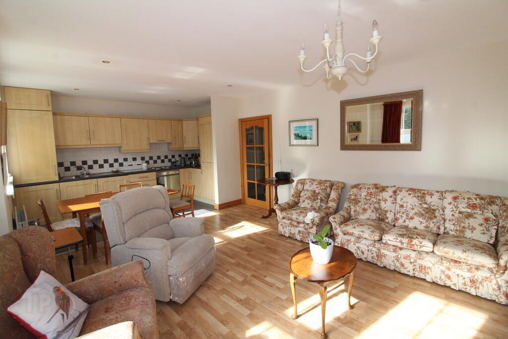 Apt 4, Glenkeen Manor 5 of 13