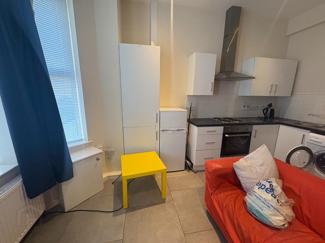 Apt 1, 104 Wellesley Avenue 2 of 7