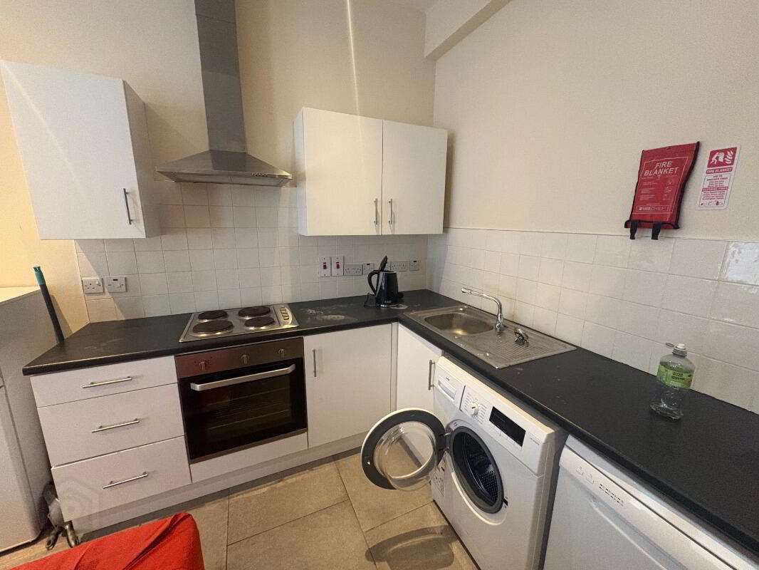 Apt 1, 104 Wellesley Avenue 3 of 7