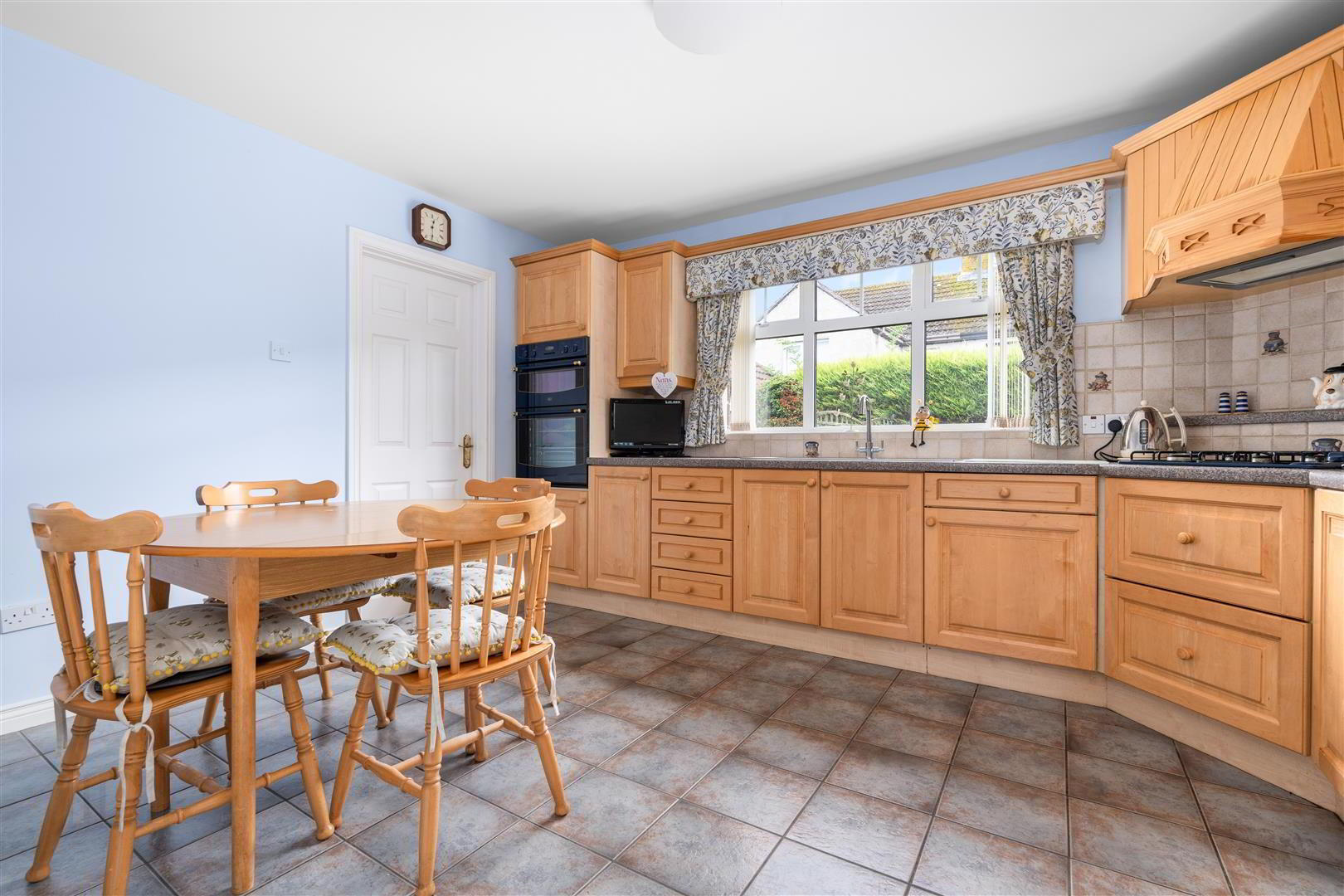 24 Ingledene 11 of 44
