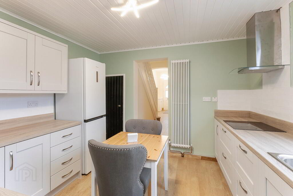 146 Ravenhill Avenue 8 of 22