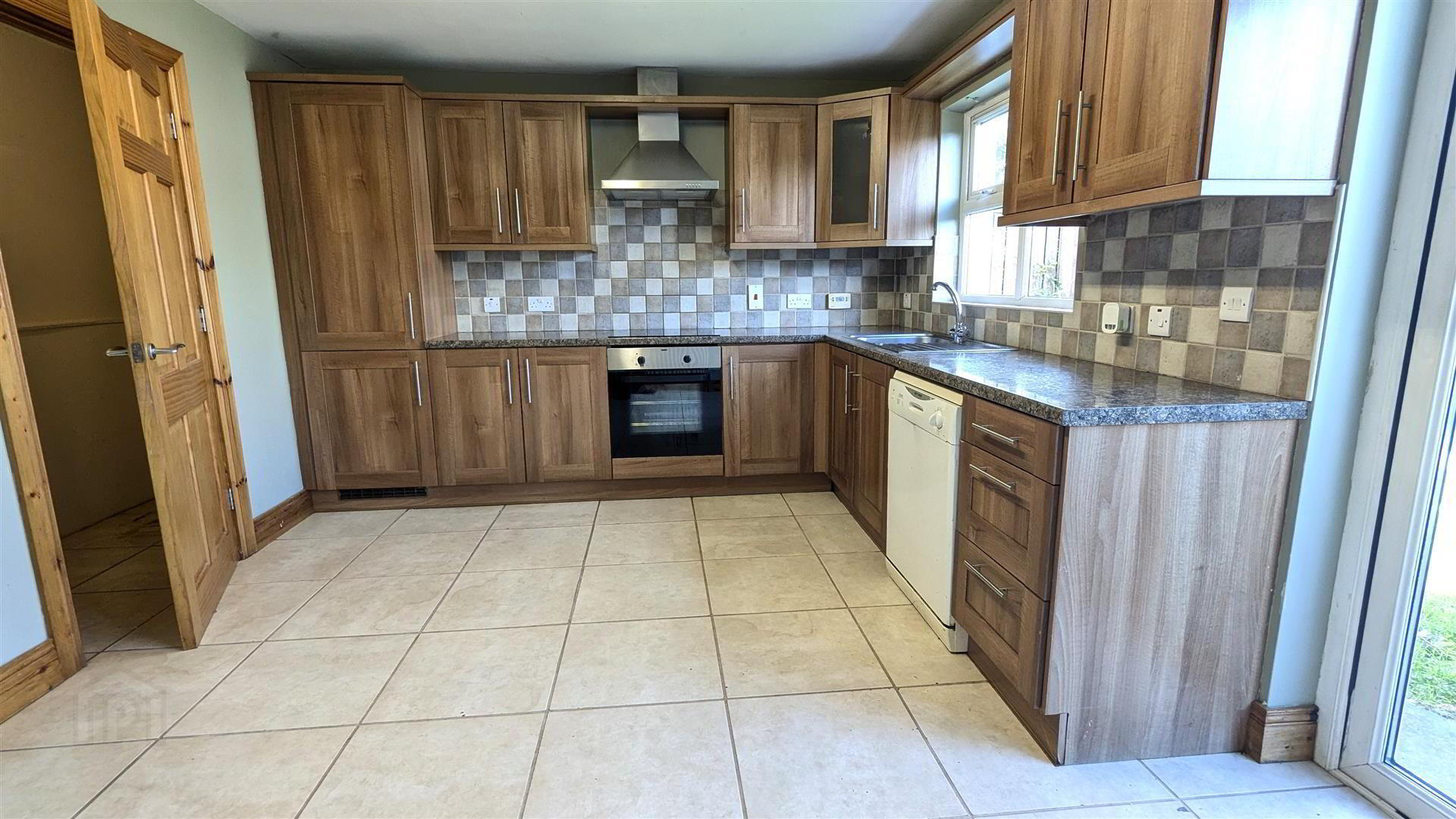 15 Cairn Grove 7 of 24