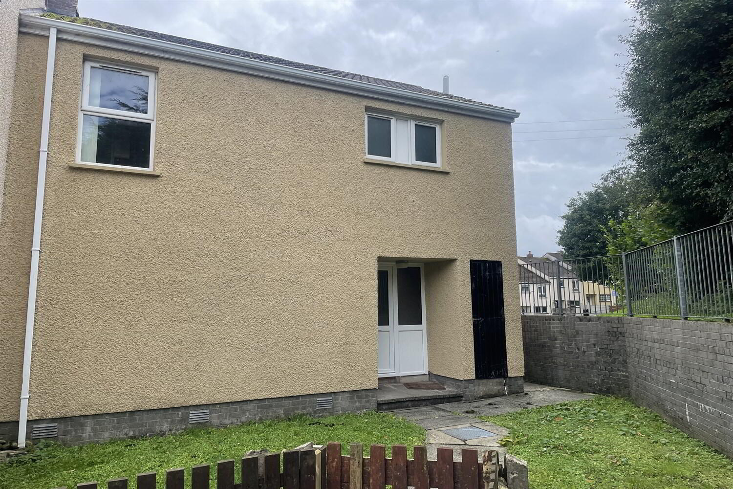 25 Crossowen Gardens 1 of 8