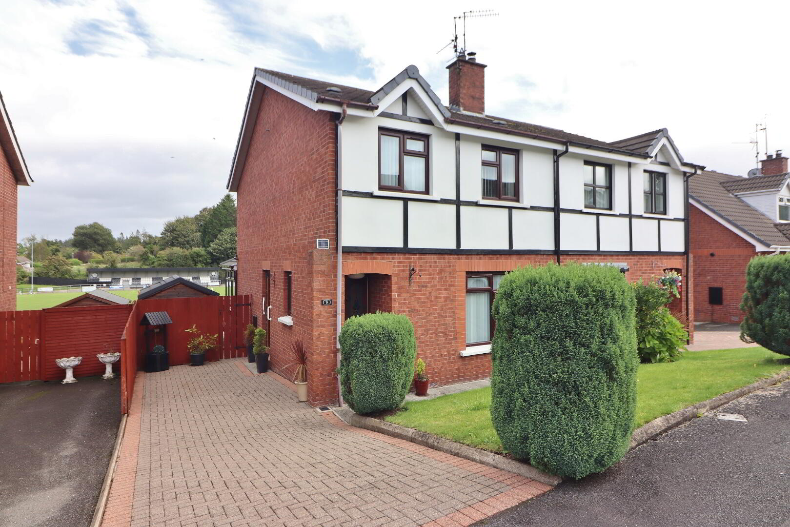 9 Oakleigh Grove 1 of 24