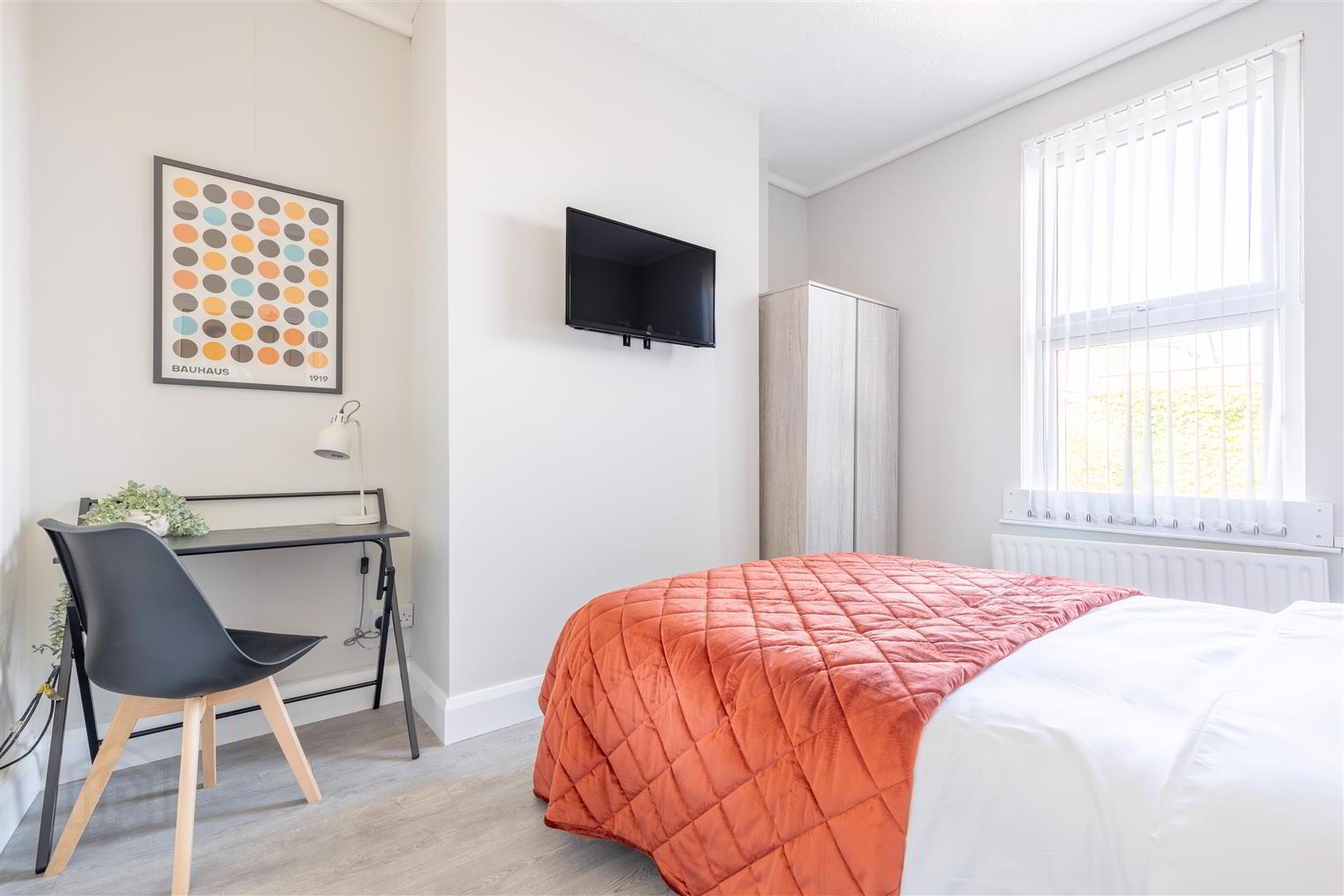 Room 1, 24 Windsor Avenue 1 of 53