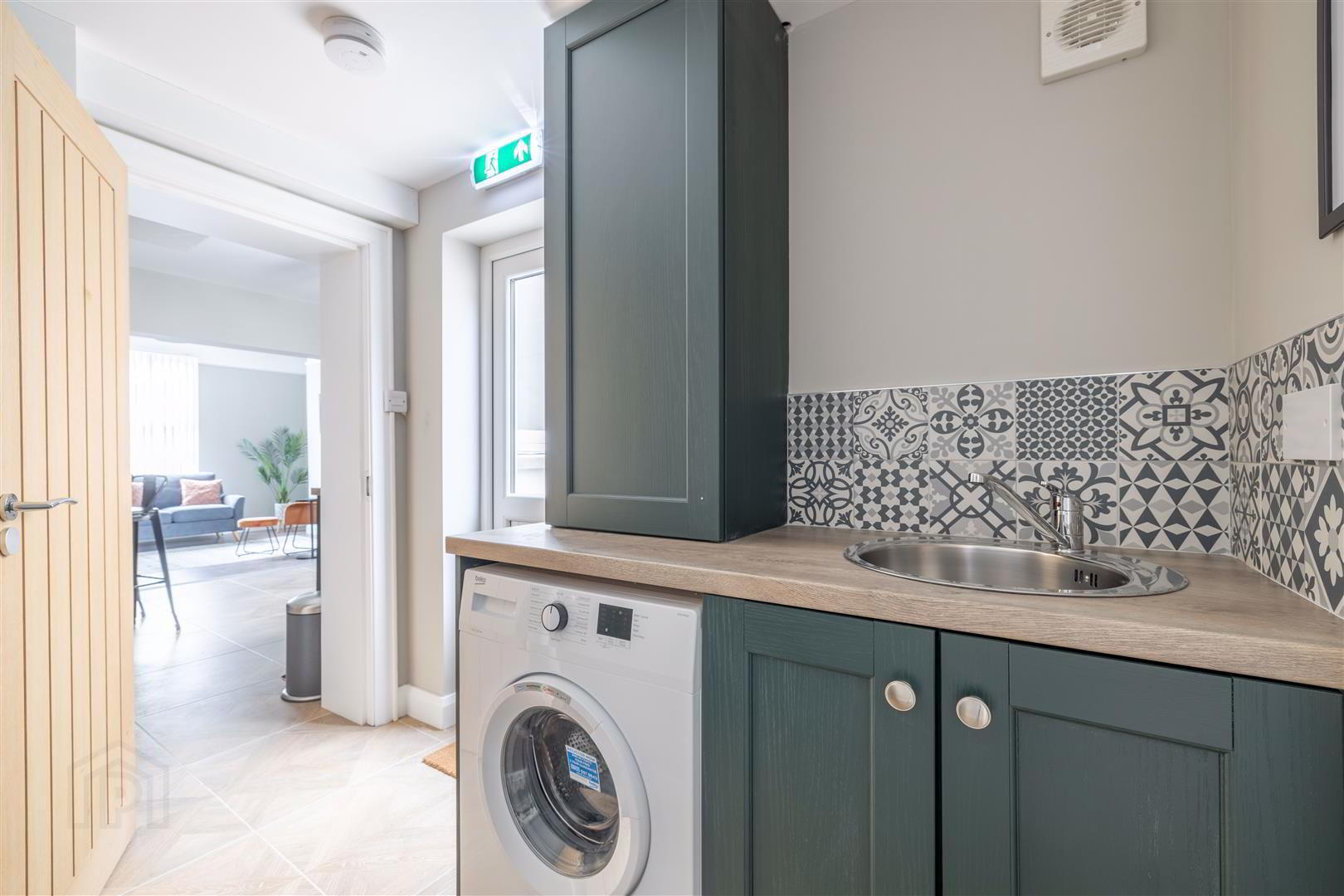 Room 1, 24 Windsor Avenue 17 of 53