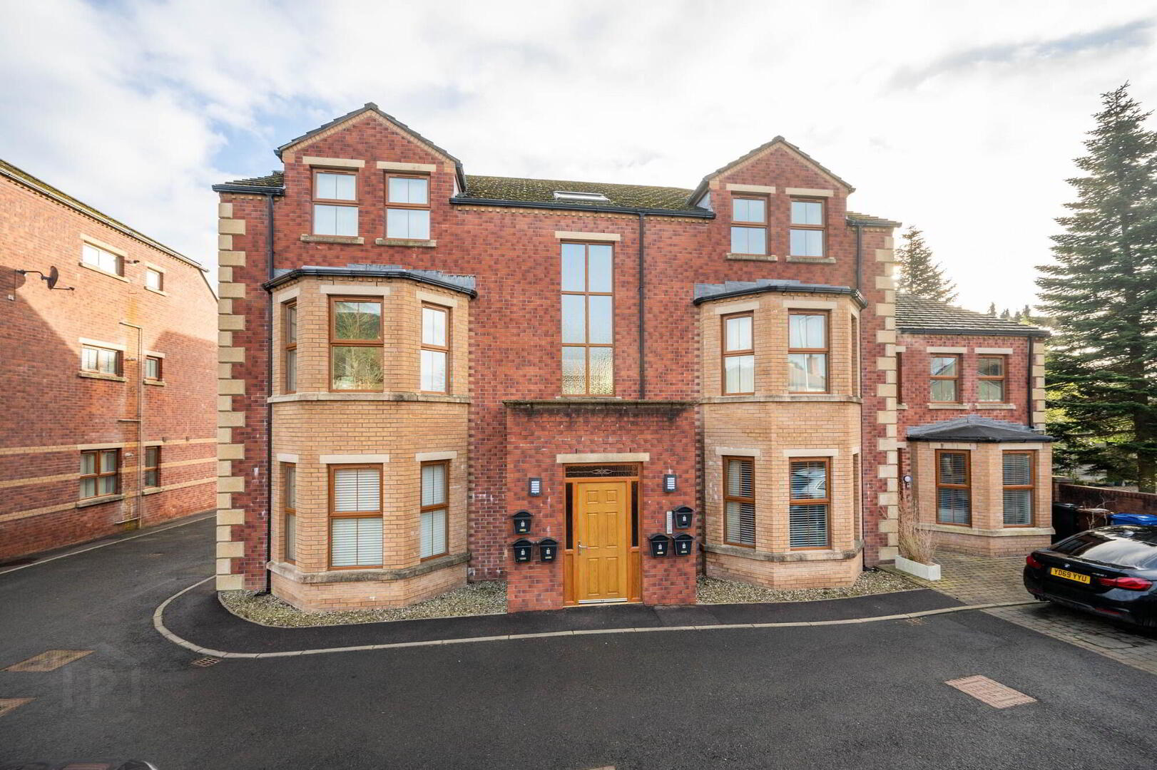 Apt 3, 699 Antrim Road 1 of 12