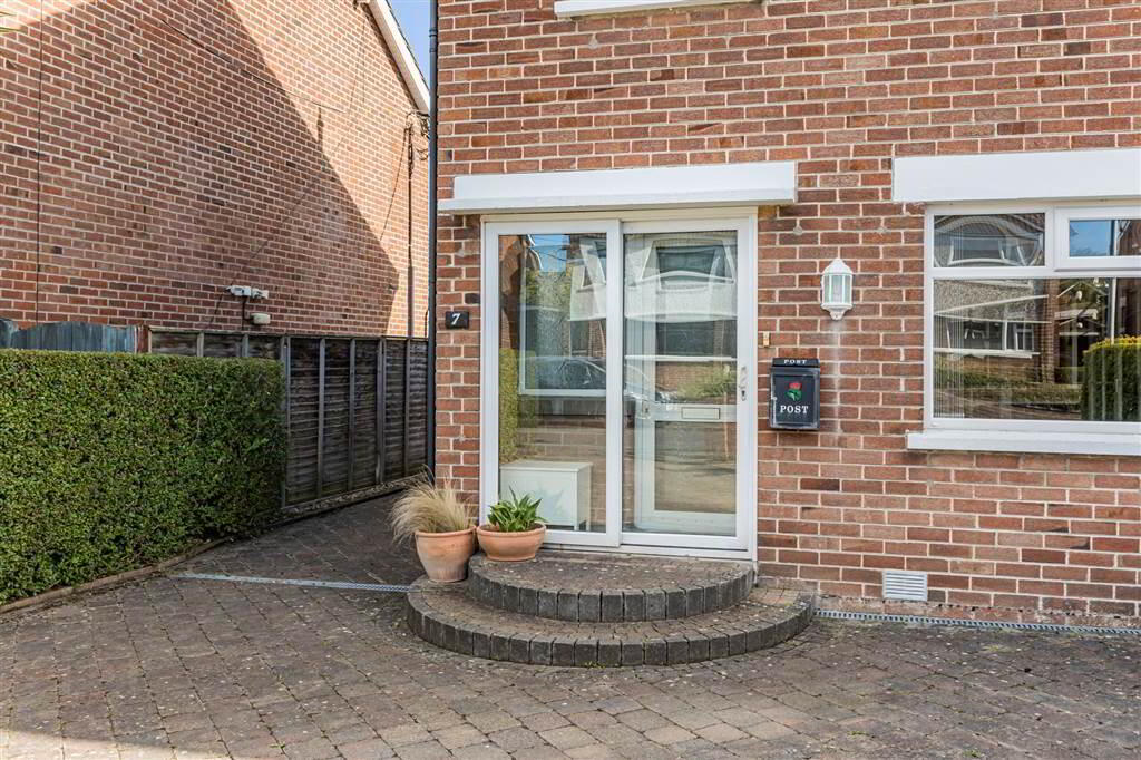 7 Wellington Gardens 2 of 28