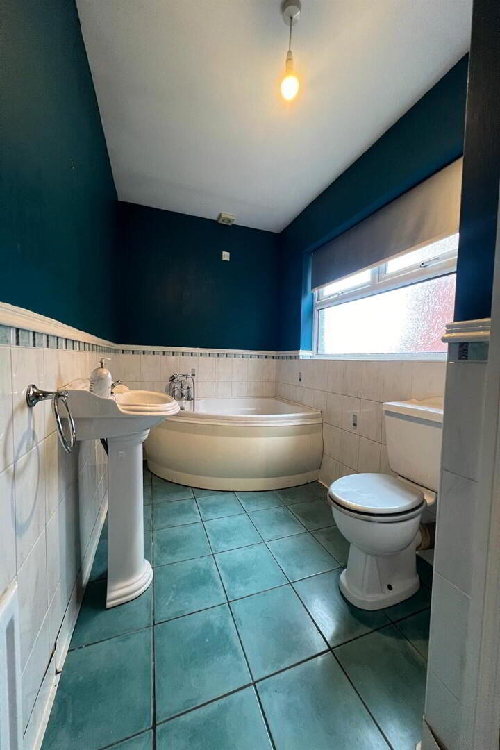 12 Willowfield Gardens 8 of 13