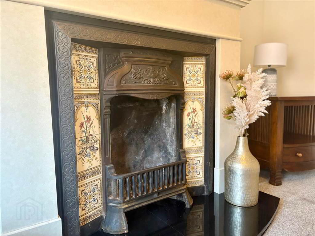 263 Ravenhill Avenue 8 of 33