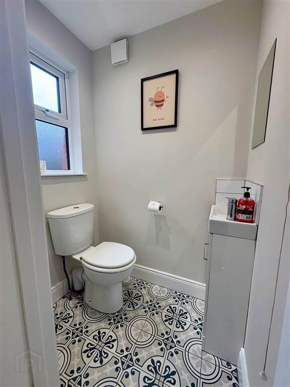 263 Ravenhill Avenue 16 of 33
