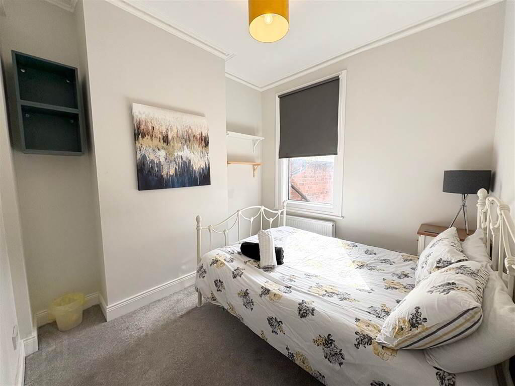 263 Ravenhill Avenue 21 of 33