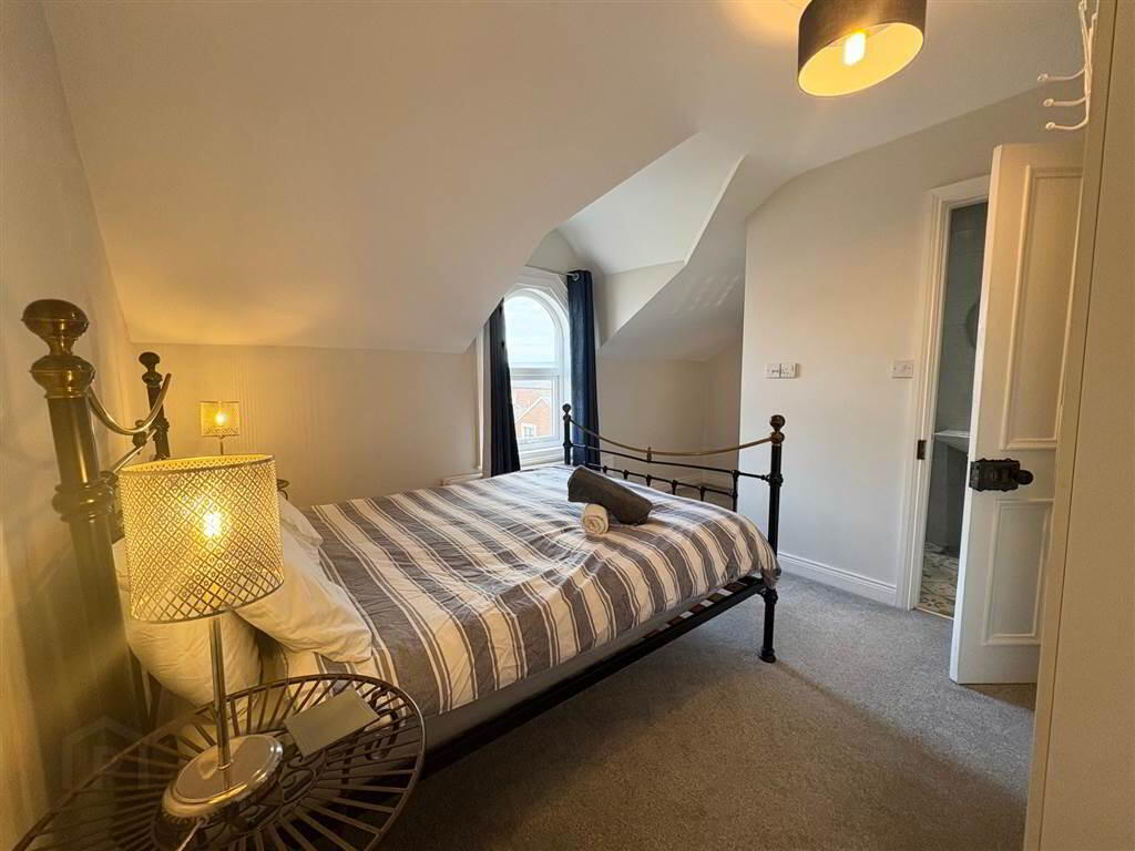 263 Ravenhill Avenue 26 of 33