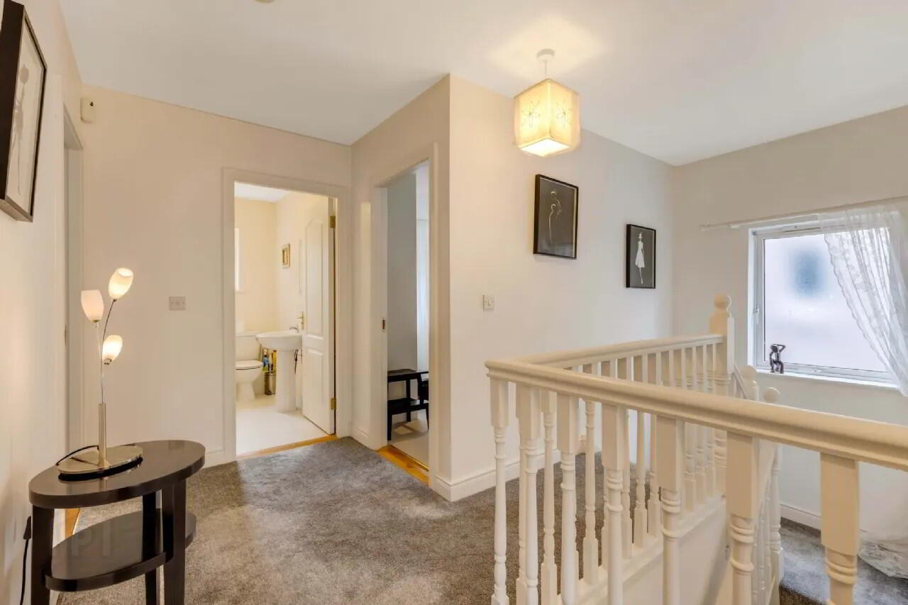 13 Priory Gate 19 of 37