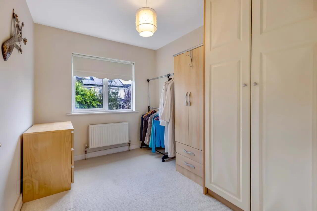 13 Priory Gate 26 of 37