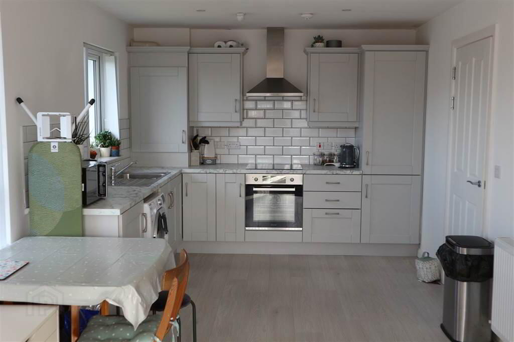 Apt 5, 4 Park Avenue Heights 4 of 12