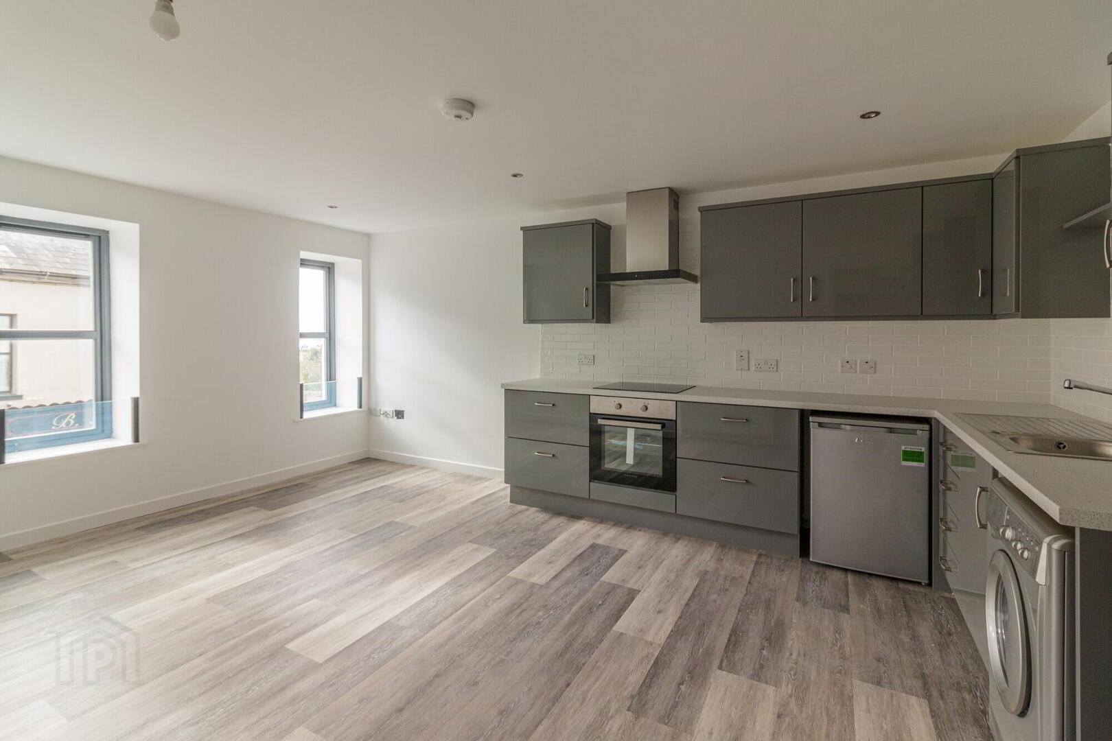Apt 2, High Street 2 of 8