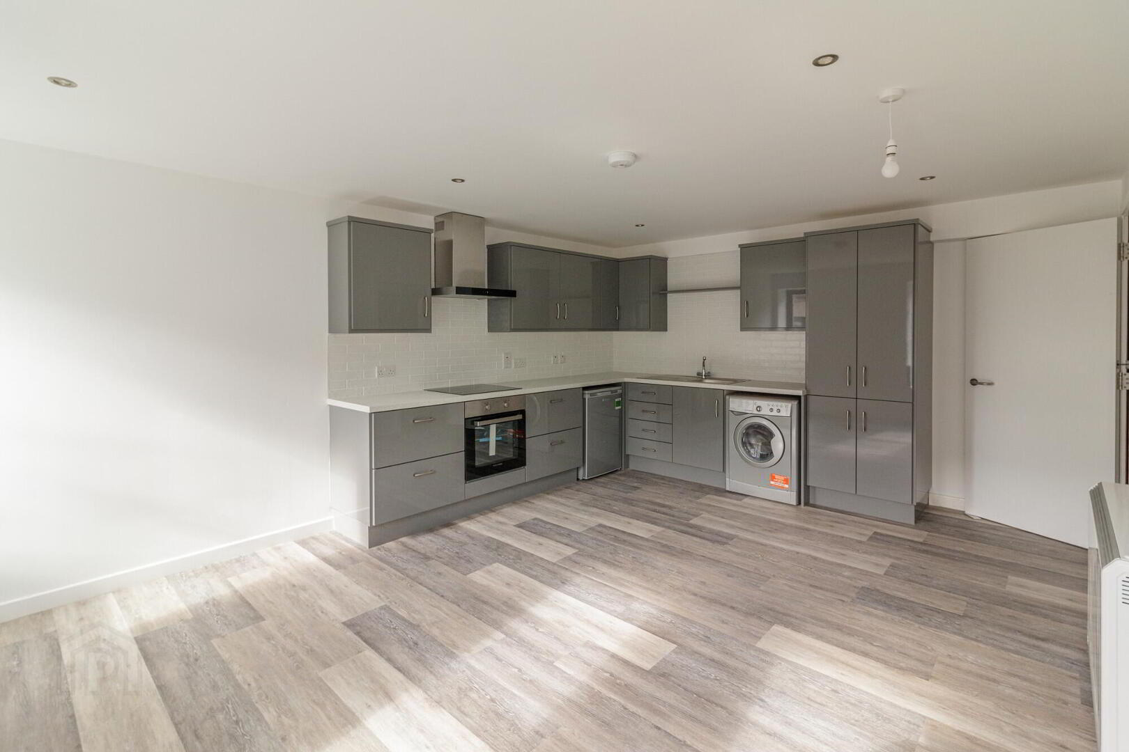 Apt 2, High Street 3 of 8