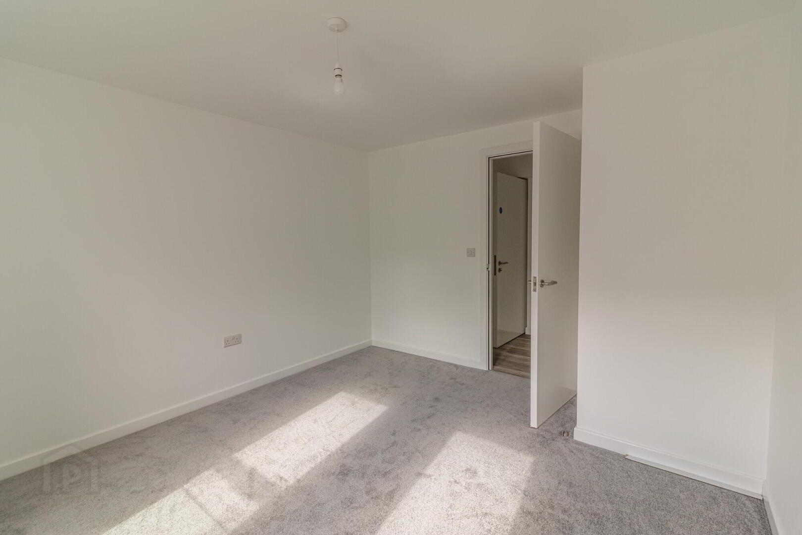 Apt 2, High Street 5 of 8