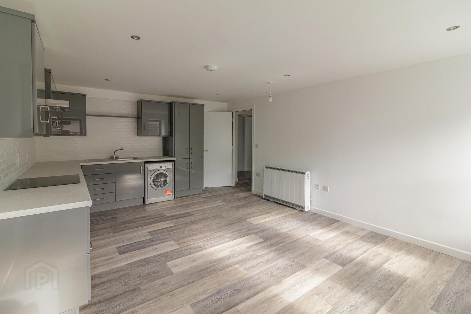 Apt 2, High Street 1 of 8