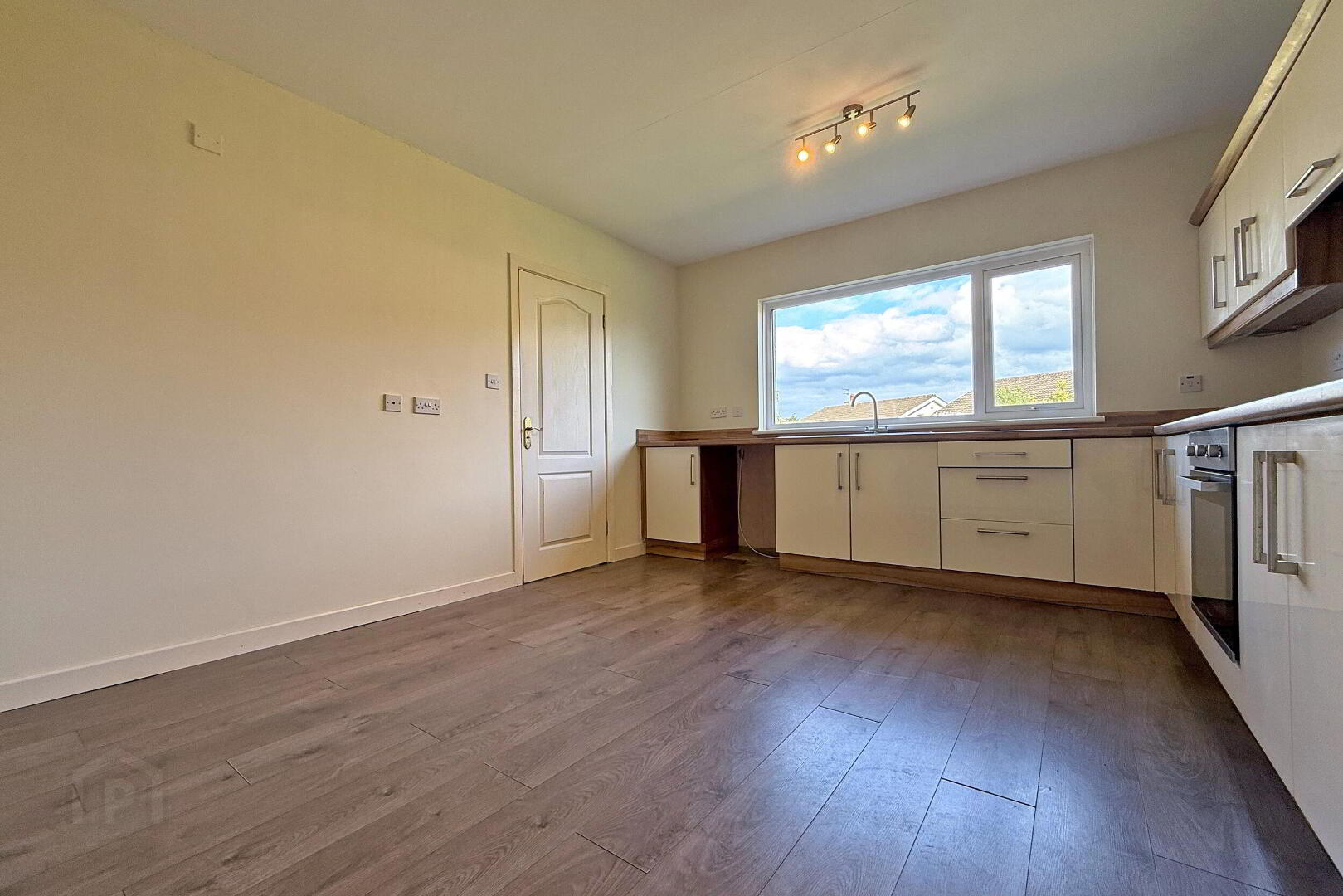 27 Flowerfield Road 3 of 13