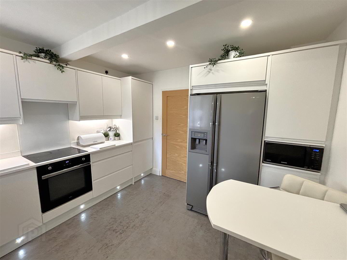 142 West Circular Road 13 of 26
