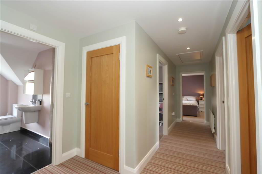 25 Manor Lane 16 of 34