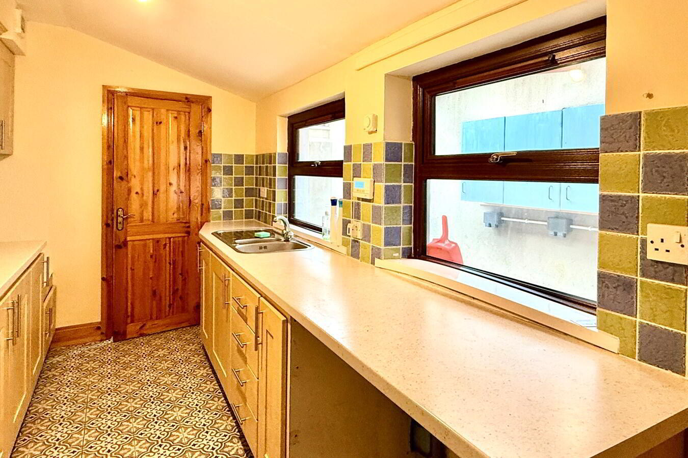 236 Obins Street 6 of 14