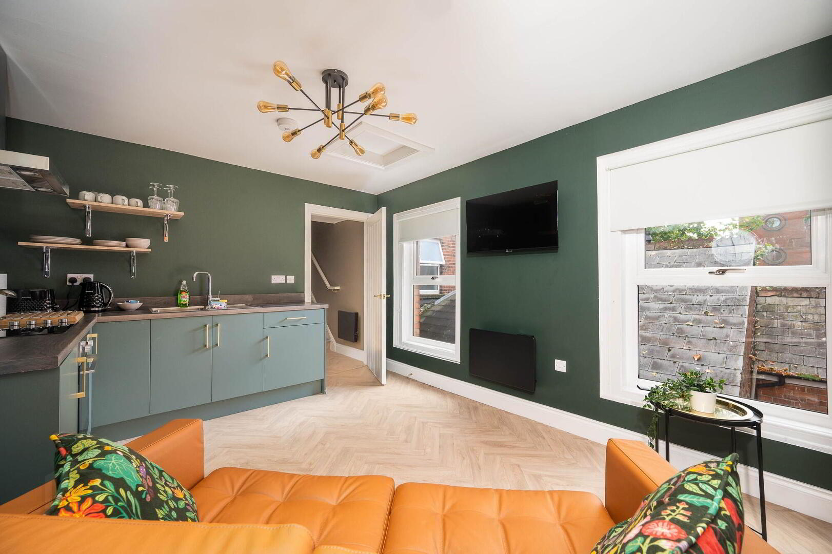 Apt 5, 15 Malone Road 7 of 11