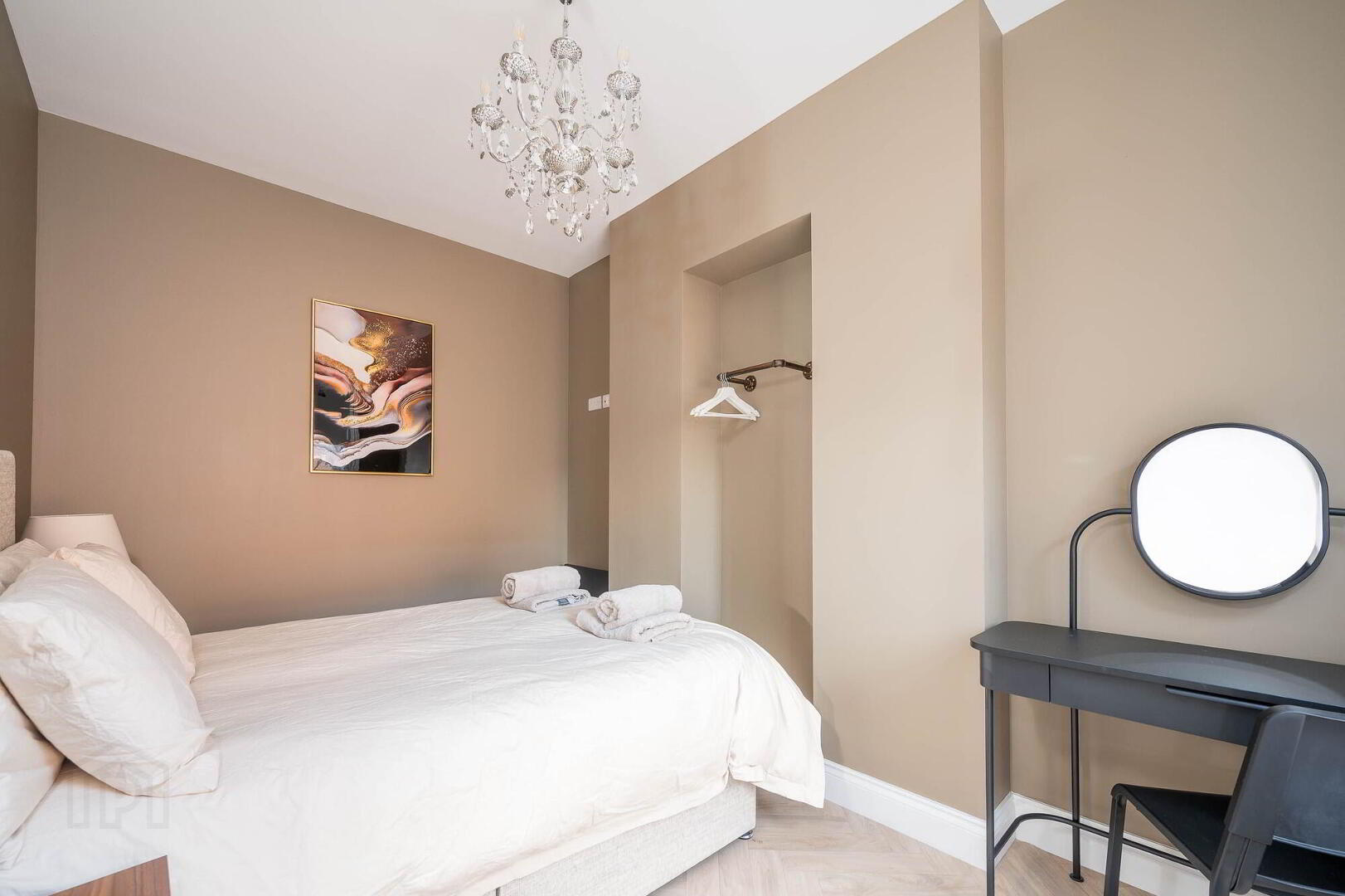 Apt 5, 15 Malone Road 9 of 11