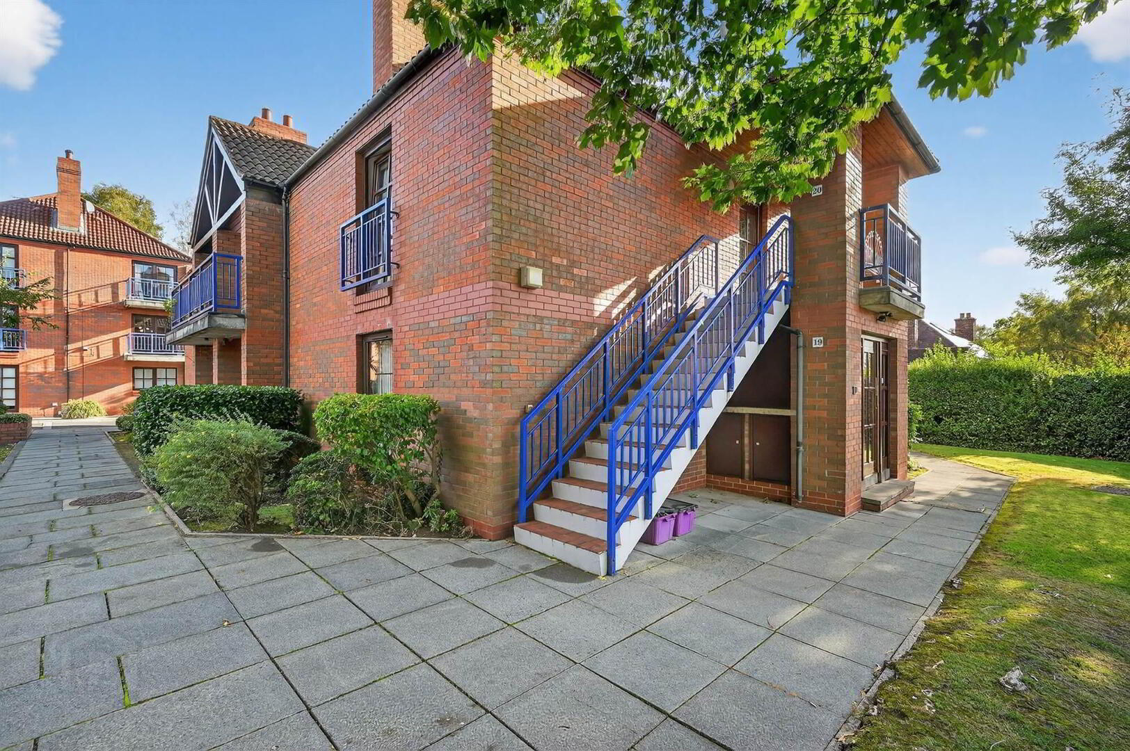 Apt 20, Cleaver Court 3 of 27