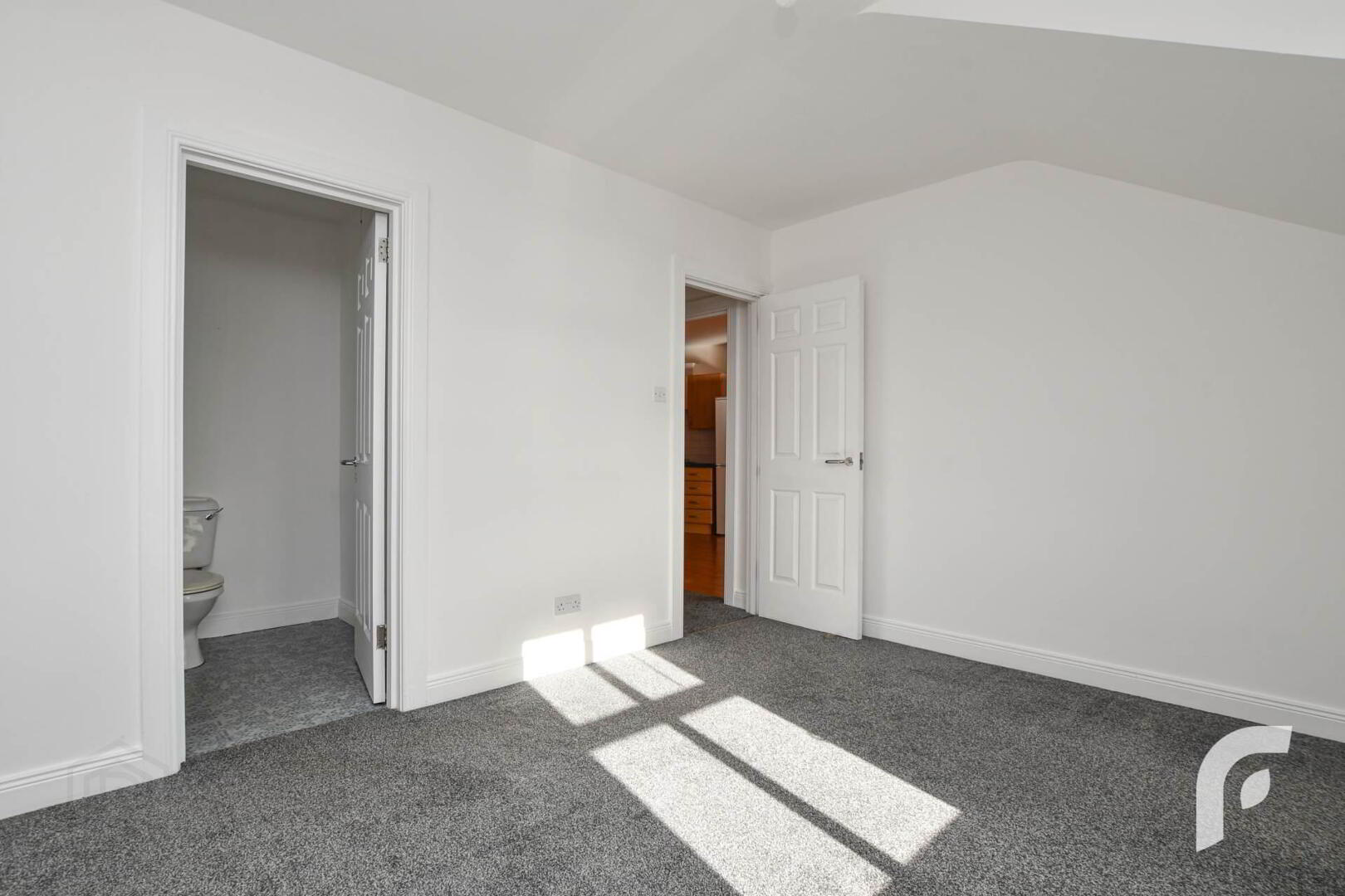 10 St James Court 13 of 26