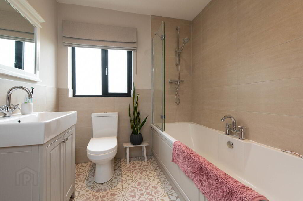 38 Chantry Gardens 21 of 26