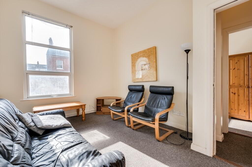 Flat 2, 42 University Street 2 of 8