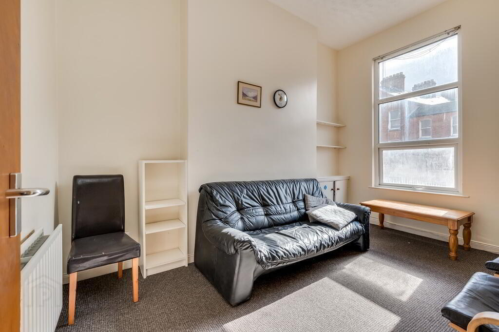 Flat 2, 42 University Street 3 of 8