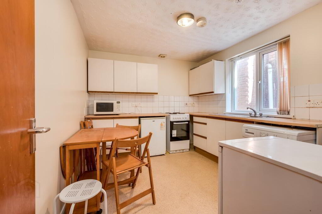 Flat 2, 42 University Street 4 of 8