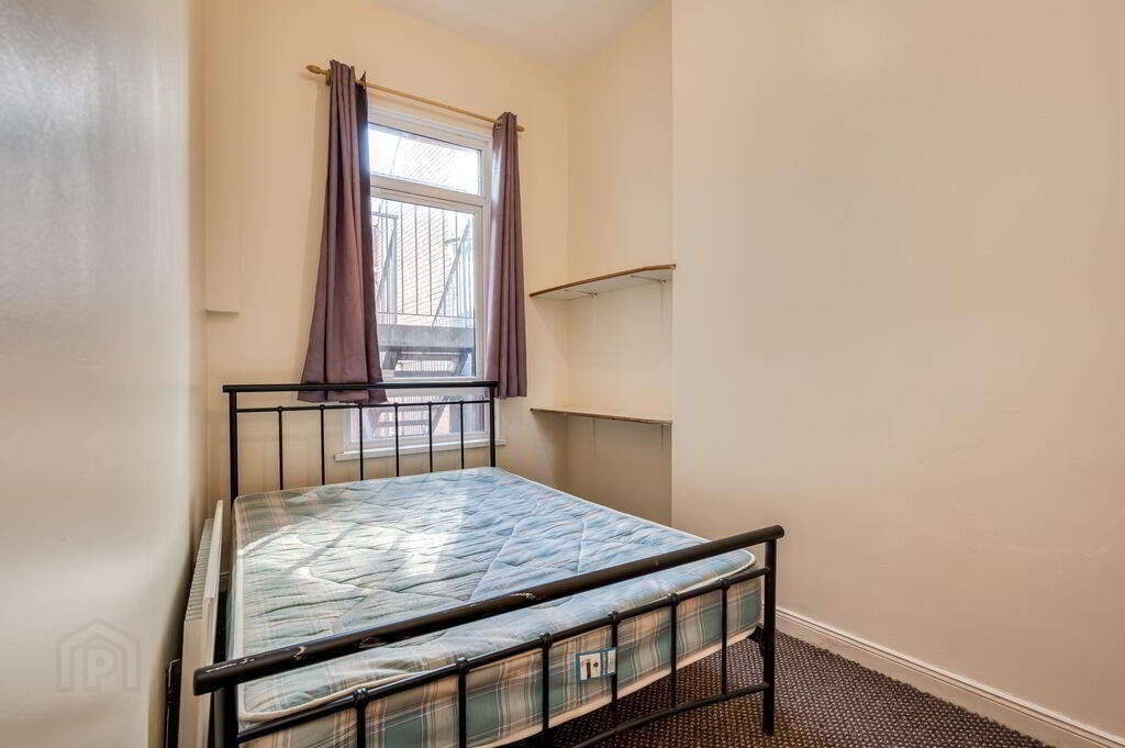 Flat 2, 42 University Street 6 of 8